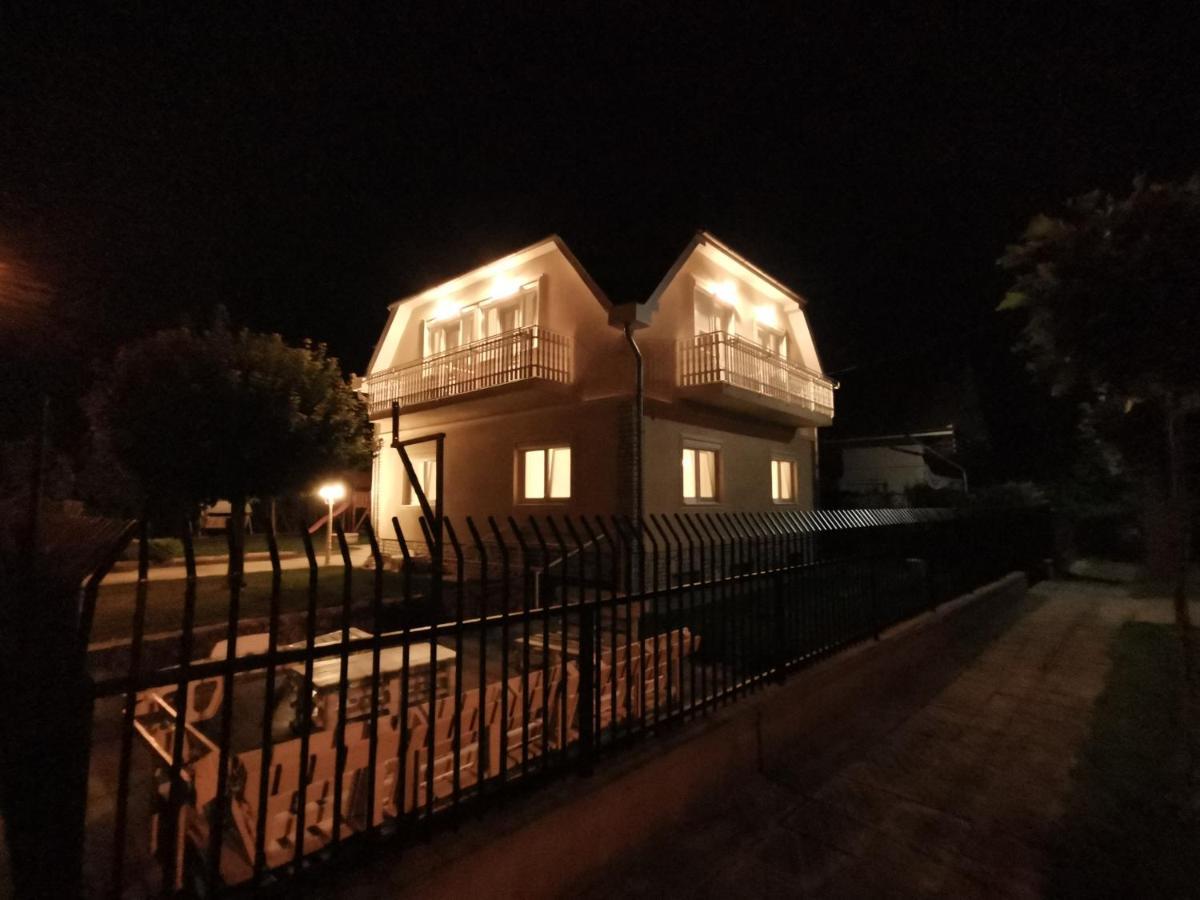 Family Garden Apartmanhaz Siofok Exterior photo